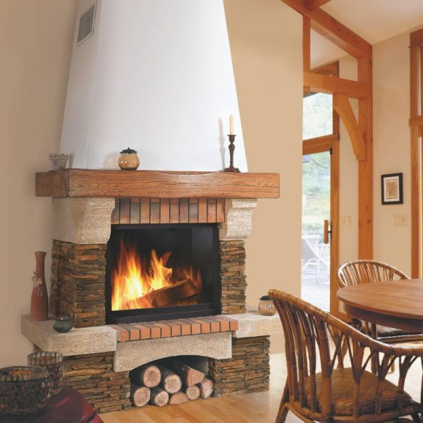 Cheminée traditionnelle Fanny en pierre de rocaille et réfractaires avec poutre bois