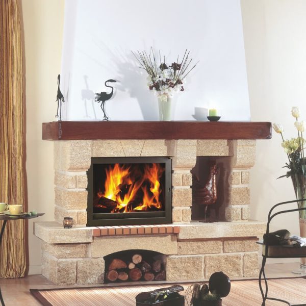 Cheminée traditionnelle Johana en pierre et réfractaires avec poutre bois