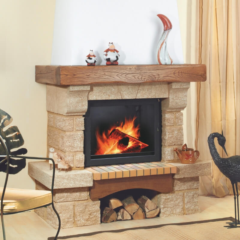 Cheminée traditionnelle Margot en pierre et réfractaires avec poutre bois