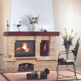 Cheminée traditionnelle Johana en pierre et réfractaires avec poutre bois