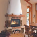 Cheminée traditionnelle Fanny en pierre et réfractaires avec poutre bois