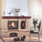 Cheminée traditionnelle Johana en pierre et réfractaires avec poutre bois