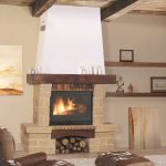 Cheminée traditionnelle Margot en pierre et réfractaires avec poutre bois